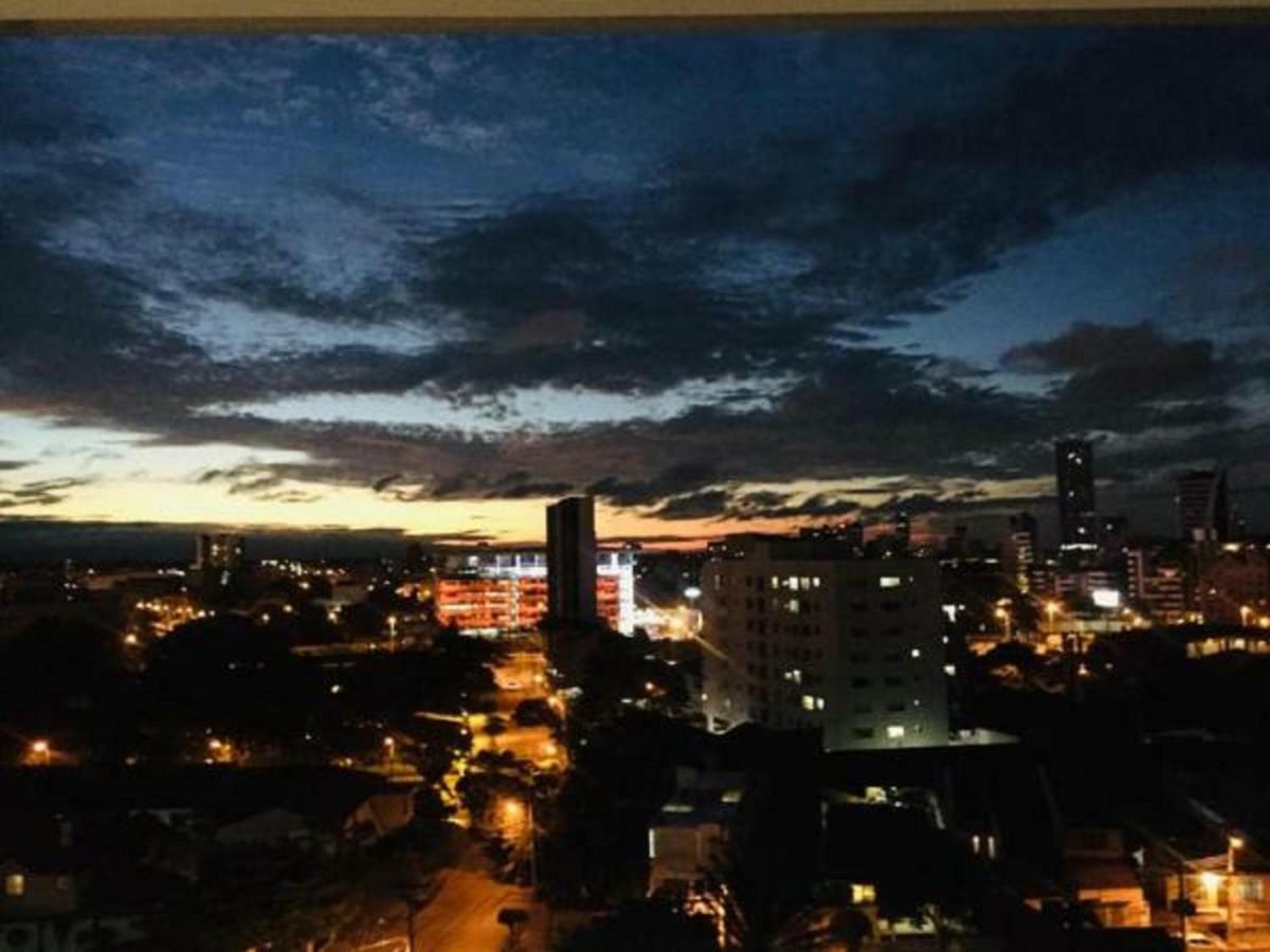 Hermoso Y Unico Apartamento Moderno, En Pleno Centro De Santa Cruz, Con Netflix Wi-Fi De 60 Mb, Estacionamiento Gratis Y Ac En Todos Los Ambientes Santa Cruz de La Sierra Buitenkant foto